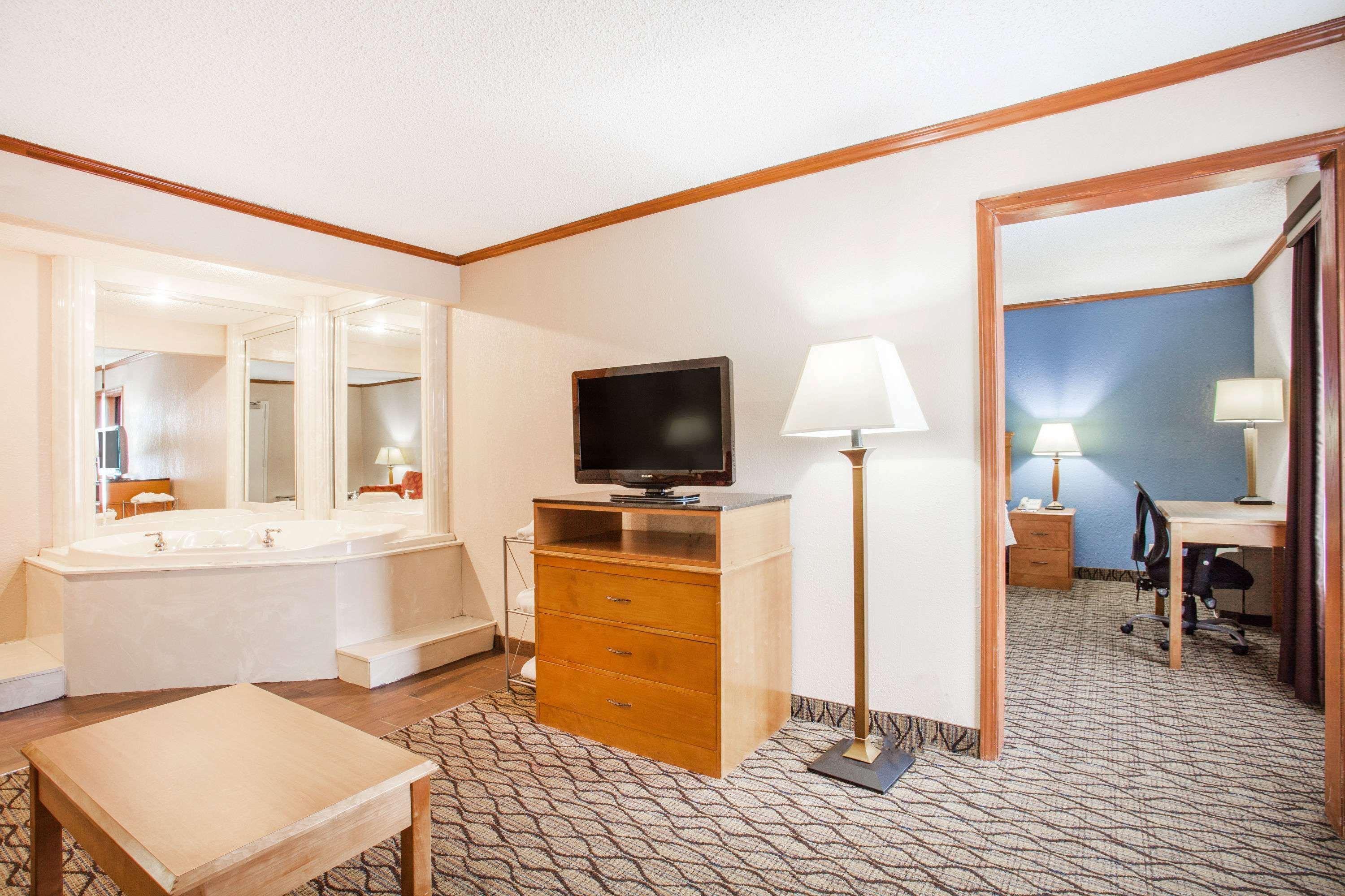 Baymont By Wyndham Madison Heights Detroit Area Otel Dış mekan fotoğraf